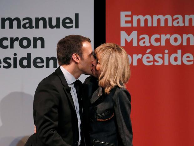 Ứng viên Tổng thống Pháp Emmanuel Macron và người vợ  2
