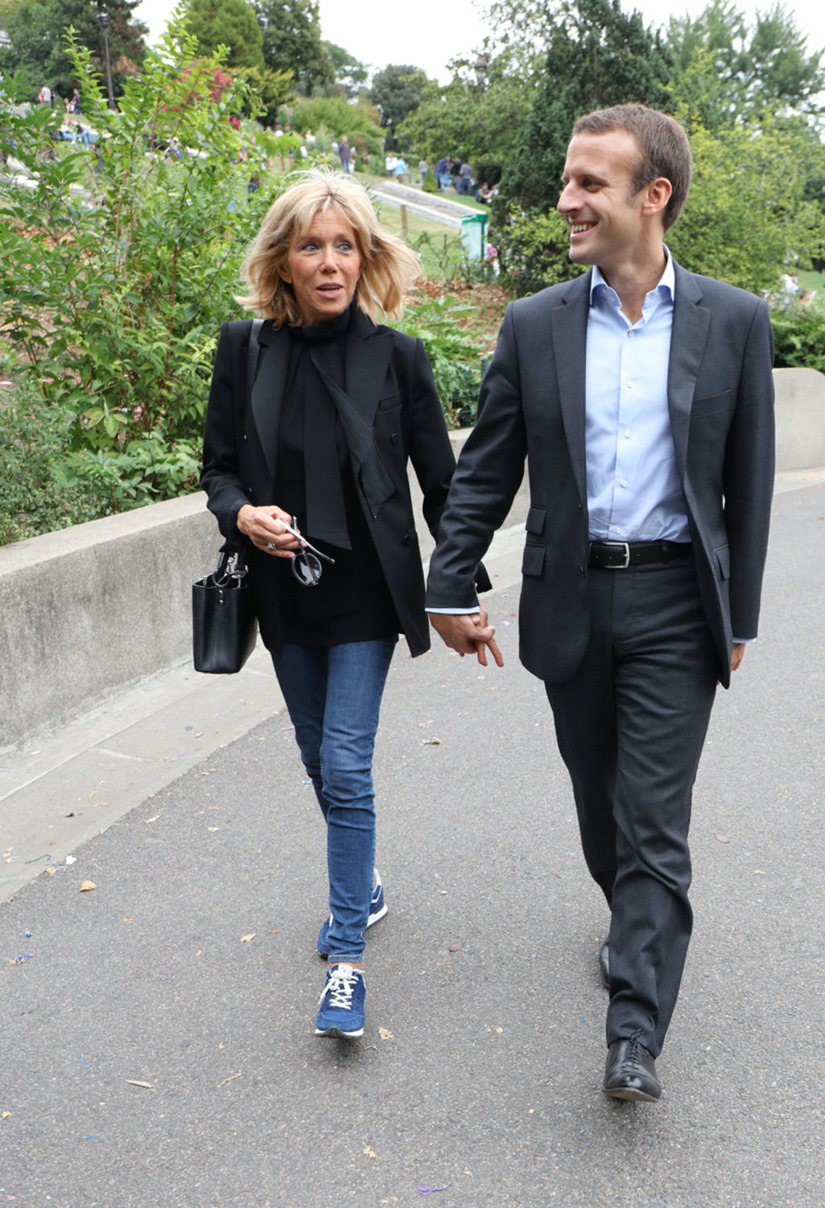 Ứng viên Tổng thống Pháp Emmanuel Macron và người vợ  1