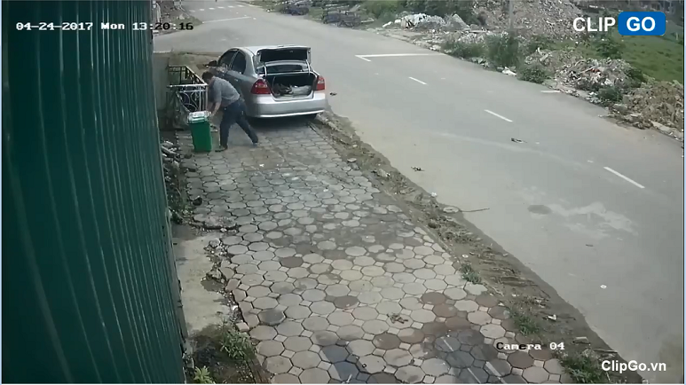 Clip người đàn ông đi xe hơi lấy trộm thùng rác công cộng ở Hà Nội 