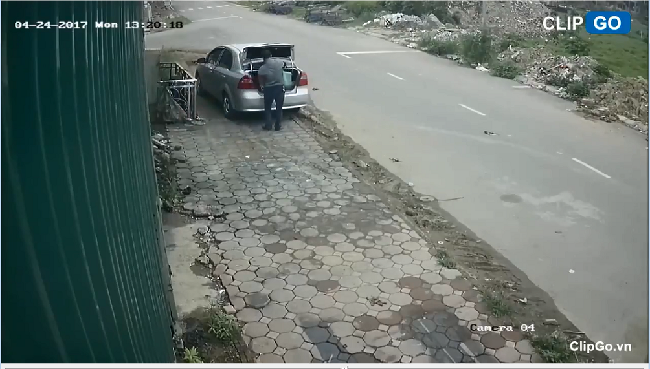 Clip người đàn ông đi xe hơi lấy trộm thùng rác công cộng ở Hà Nội 2