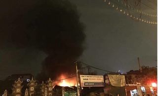 Nóng: Sau 2 tiếng nổ lớn, gara ô tô trên phố Ngô Thì Nhậm bốc cháy dữ dội