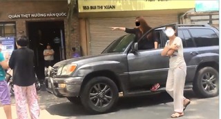 Cô gái đi ô tô xi nhan phải rẽ trái đâm trúng sếp, chửi như hát hay giữa phố Hà Nội?