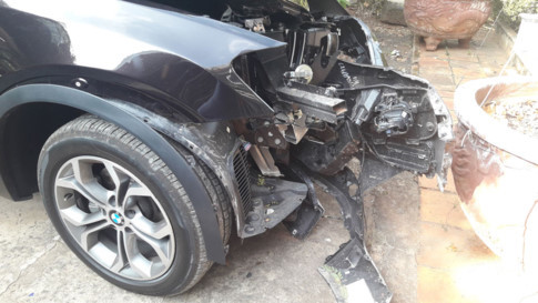 Chiếc xe bị nát phần dầu sau tai nạn