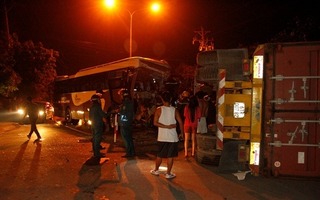 “Hung thần” xe khách tông container khiến tài xế tử vong ngay trong cabin