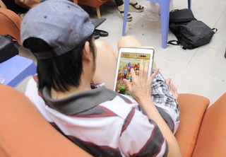 Hoài Linh mê game, không rời mắt khỏi iPad