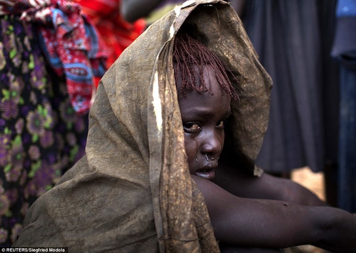 Nỗi ám ảnh của một bé gái mới được cắt âm vật tại Châu Phi. Ảnh Reuters