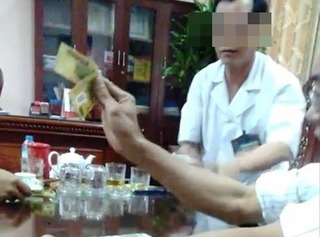 Ninh Bình: Tạm dừng bổ nhiệm lại giám đốc bệnh viện sau video đánh bài ăn tiền