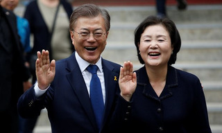 Tân Tổng thống Hàn Quốc từng rụt rè tới mức... để phụ nữ cầu hôn trước