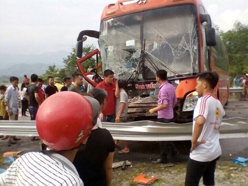 Hiện trường vụ tai nạn giao thông trên cao tốc Nội Bài - Lào Cai