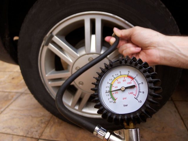 Lốp xe là bộ phận trực tiếp tiếp xúc với bề mặt đường nhựa nóng. 
