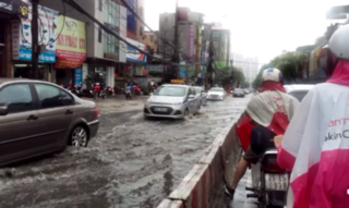 Toàn cảnh Hà Nội ngập nặng trong sáng nay, dự báo trưa chiều tiếp tục mưa lớn