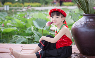 Mặc yếm đỏ, cô bé 5 tuổi tạo dáng cực đáng yêu bên hồ sen