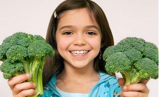 Cho trẻ ăn rau và hoa quả vào thời gian này sẽ giúp con đạt được kết quả học tập cao hơn