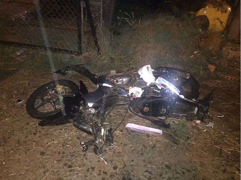 Chiếc xe máy của nữ sinh bị tông vỡ tan tành