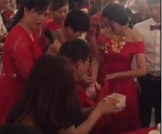 Cô dâu chú rể ngộp thở với bao tải tiền mừng trong đám cưới bá đạo