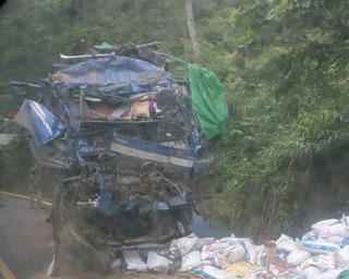 Xe tải chở cám đâm vào vách núi khiến 3 người thương vong 