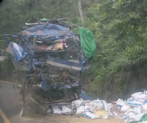 Chiếc xe tải bị biến dạng hoàn toàn sau vụ tai nạn giao thông