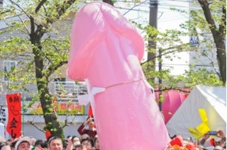 Kỳ bí lễ hội rước dương vật dài hơn 2 mét ở Nhật Bản