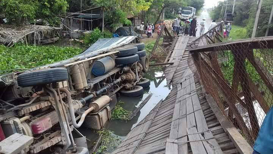 Hiện trường vụ sập cầu khiến chiếc xe tải rớt xuống sông
