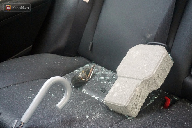 Gạch đá vẫn nằm trong chiếc ô tô