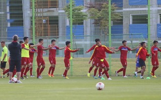 U20 Việt Nam không ngán Newzealand, Thanh Hậu và các đồng đội được hot girl vây quanh