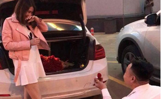 Màn cầu hôn lãng mạn với 101 đóa hồng bên xe sang BMW khiến hội chị em ghen tỵ