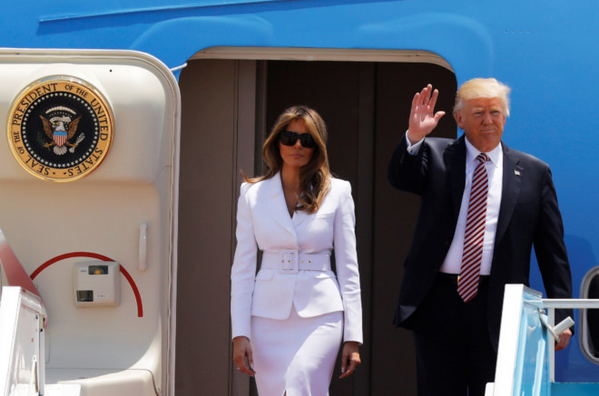 Tại sao phu nhân Melania Trump từ chối nắm tay ông Donald Trump