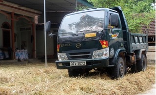 Nghệ An: Dùng xe tải... để tuốt lúa