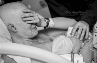 Quặn đau nỗi lòng người mẹ ung thư vú cho con thơ bú sữa lần cuối 