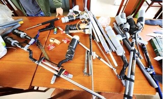 Hai đối tượng sản xuất súng tại nhà bị bắt giữ