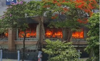 Cháy dữ dội tại công ty liên danh Việt – Hàn, khói lửa phủ kín một góc trời