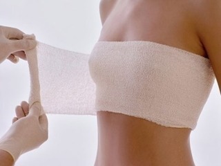 Tiêm silicon nâng ngực, người phụ nữ phải đau đớn cắt bỏ “đôi gò bồng đảo”  