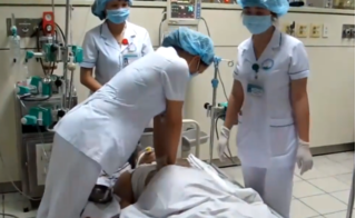 Vụ nghi sốc phản vệ ở Hòa Bình: Clip khoảnh khắc bác sĩ ép tim lồng ngực cho bệnh nhân 60 tuổi