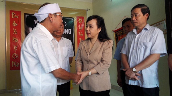 Bộ trưởng Bộ Y tế Nguyễn Thị Kim Tiến chia sẻ nỗi đau với gia đình các bệnh nhân tử vong