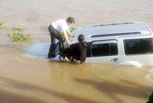 Chiếc ô tô tông vào nhân viên bến phà rồi lao xuống sông