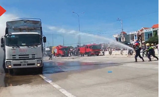 Kinh hoàng với clip xe tải cháy rụi ở Quảng Nam