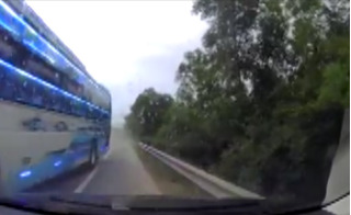 Hoảng hồn với clip xe khách đua tốc độ ép ô tô con vào lề đường ở Thừa Thiên Huế