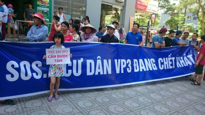 Người dân VP3 tập trung phản đối việc mất nước dài ngày