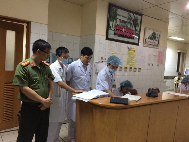 Lực lượng chức năng có mặt tại bệnh viện để tham gia khám nghiệm tử thi