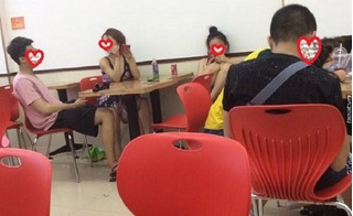 Ngán ngẩm với cảnh nam thanh nữ tú ăn ngủ, ngả ngớn tại một cửa hàng tiện lợi ở Hà Nội 