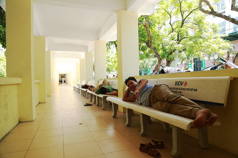 Hành lang bệnh viện trở thành chỗ nghỉ trưa