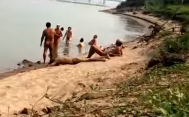 Người dân tắm tiên ở bãi giữa sông Hồng phần nhiều là đàn ông