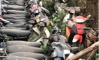 Trưởng công an xã đem 20 xe máy vi phạm đi bán… đồng nát
