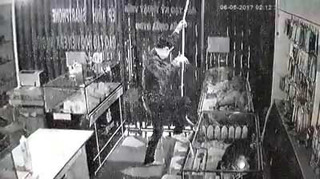 Kẻ trộm hóa “người nhện” đu dây vào cửa hàng để ăn trộm điện thoại 