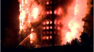 Tháp 27 tầng ở Anh hóa biển lửa, người dân tuyệt vọng kêu cứu