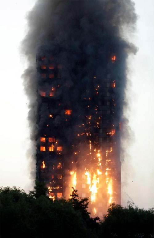 Hiện trường vụ cháy chung cư ở Anh. Ảnh: Reuters