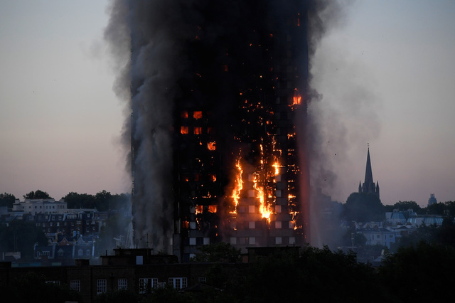 Hiện trường vụ cháy chung cư kinh hoàng ở Anh. Ảnh: Reuters