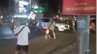 Clip Grabbike và xe ôm hỗn chiến tại bến xe Miền Tây, cảnh sát phải nổ súng