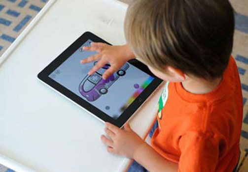 trẻ em sử dụng smarphone 