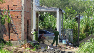 Nghi án hai vợ chồng bị sát hại ở Bình Phước: Vật chứng quan trọng xuất hiện bên cạnh thi thể